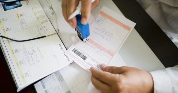 baleseti-táppénz Nyíregyháza, 2012. szeptember 28.
Kozma Ottó háziorvos receptet ír fel rendelőjében betegének, Botfalusi Zoltánnénak Nyíregyháza-Oroson 2012. szeptember 28-án.
MTI Fotó: Balázs Attila